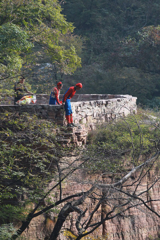 Illustration for article titled Why These Chinese Sanitation Workers Dress Like Spider-Man